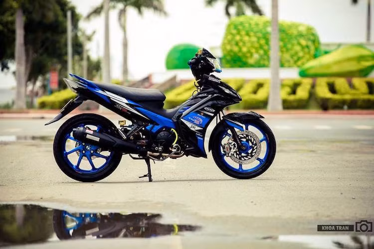 Để "lột xác" chiếc Exciter 135 của mình trở nên "độc" và hấp dẫn hơn, một biker tại Trà Vinh đã đầu tư trang bị cho chiếc xe hàng loạt các đồ chơi "hàng hiệu" quen thuộc, cũng như sơn lại dàn vỏ và gắn cho chiếc xe biển số đẹp.