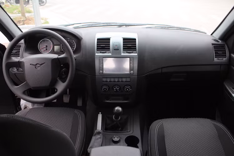 Tương tự như ngoại thất, nội thất của Pickup cũng có thiết kế tương tự Patriot. Dù chiếc Pickup này thuộc phiên bản Limited cao cấp nhất nhưng các vật liệu sử dụng trong cabin vẫn chỉ là nỉ, giả da và nhựa cứng.