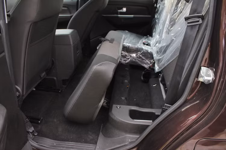 Hàng ghế sau của Pickup có không gian tương tự như Patriot, ngoại trừ lưng ghế không ngả được. Phần đệm ngồi của xe có thể mở lên phía trước, để lộ ra một ngăn chứa đồ dọc. Tuy nhiên, do không có biện pháp cố định đệm ghế nên chỉ cần ngồi ở mép, đệm ghế sau của xe sẽ bị lật ra đằng trước.