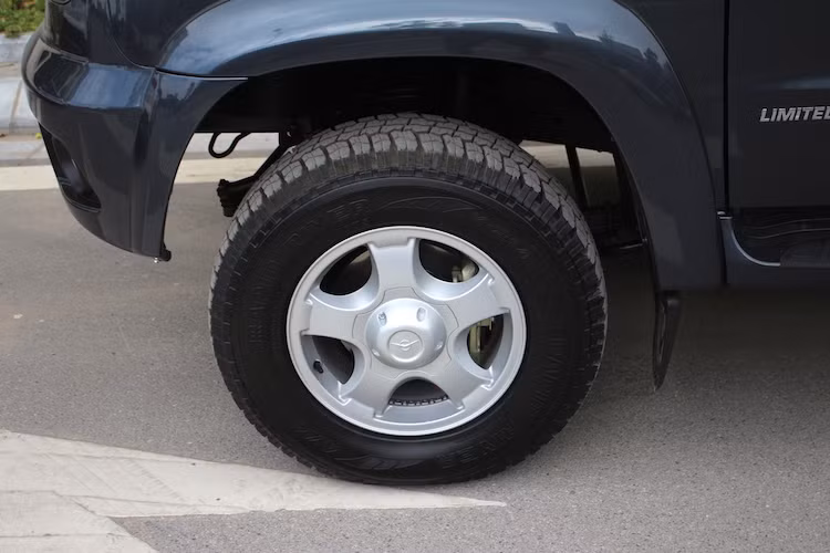 Trong khi đó, khoảng sáng gầm xe lên tới 210 mm cũng giúp Pickup có thể dễ dàng vượt qua nhiều địa hình khác nhau. Cũng giống như Patriot, xe được trang bị mâm 16 inch và lốp thành cao. Tuy nhiên, Pickup không có tùy chọn mâm đúc 18 inch như Patriot.