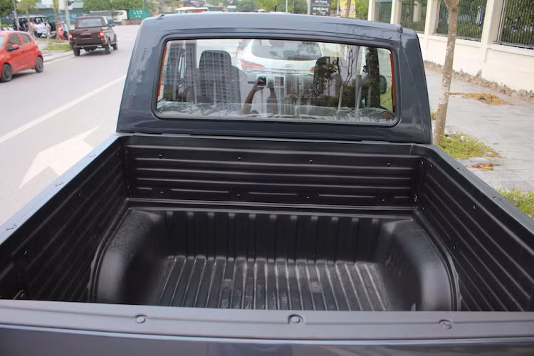 Thùng sau của Pickup có kích thước khá lớn với chiều dài 1375 mm, rộng 1265 mm và cao 635 mm. Như vậy, thể tích của thùng sẽ đạt 1104 lít. Tuy nhiên, tải trọng của xe lại chỉ có 725 kg.