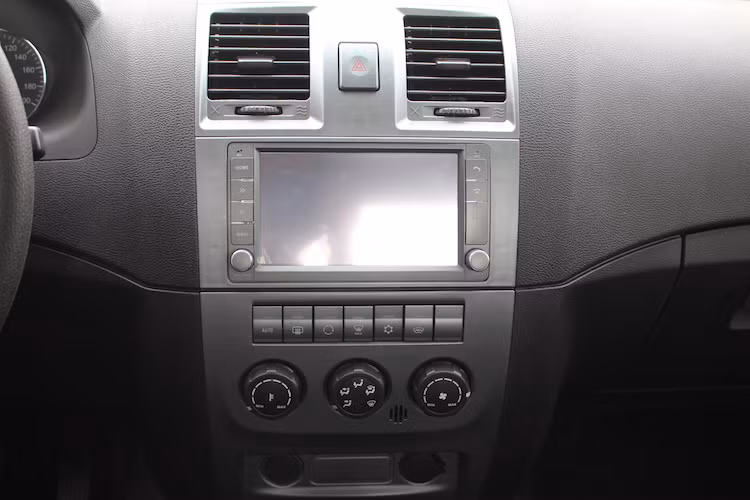 Tuy nhiên, phiên bản này đã có điểm vượt trội hơn đó là hệ thống thông tin giải trí với màn hình cảm ứng với màn hình cảm ứng 7 inch có khả năng xem phim FullHD, định vị GPS/GLONASS, USB, MP3, radio AM/FM; hỗ trợ Bluetooth và AUX. Dàn âm thanh của xe chỉ ở mức cơ bản với 4 loa.