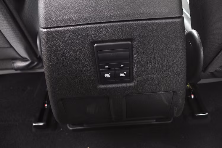 Hàng ghế sau trên phiên bản Pickup Limited cũng không được trang bị cửa gió điều hòa độc lập. Giống như Patriot, các ghế ngồi của xe đều có hệ thống sưởi. Trên phiên bản này, xe cũng vẫn không có túi khí.