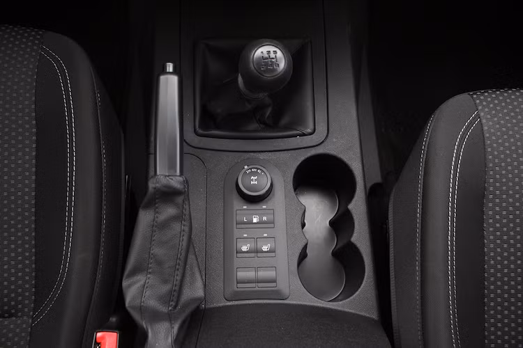 Ngoài ra xe còn có bản máy xăng ZMZ-40906 2,7 lít có công suất tối đa 134,6 mã lực và mô-men xoắn cực đại 217 Nm, tuy nhiên hiện chưa rõ phiên bản này có được nhập về Việt Nam hay không. Pickup cũng sở hữu sẵn hệ thống dẫn động 4 bánh bán thời gian với 3 chế độ gài cầu là 2H, 4 H và 4L.