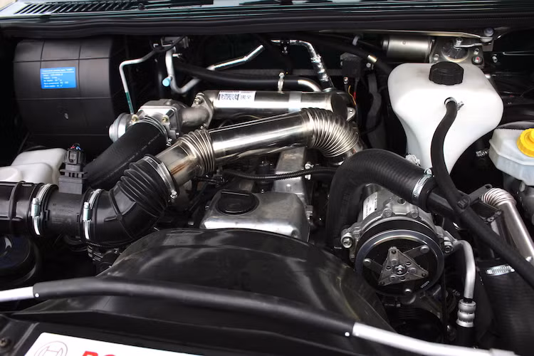 Chiếc Pickup đầu tiên về Việt Nam cũng có động cơ diesel 2.2l 4 xi-lanh thẳng hàng ZMZ-51432 với công suất chỉ 118 mã lực kết hợp với hộp số sàn 5 cấp và hệ thống phun nhiên liệu điện utwr của Bosch, giúp chiếc xe có thể đạt tốc độ tối đa 135 km/h và mức tiêu thụ nhiên liệu 11,5 lít/100 km.