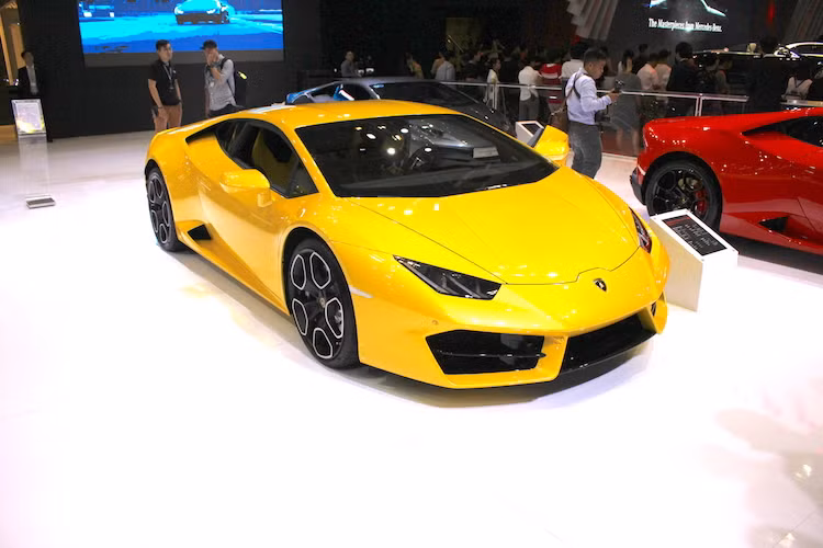 Ra mắt lần đầu cách đây gần đúng 1 năm tại triển lãm Los Angeles 2015, Lamborghini Huracan LP580-2 có thiết kế gần như y hệt bản LP610-4 trước đây, với sự khác biệt chỉ nằm ở cản trước, cản sau và mâm xe.