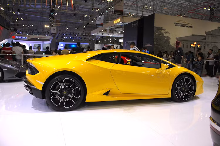 Hệ thống cân bằng LPI (Lamborghini Piattaforma Inerziale) có cảm biến đặt ở trọng tâm xe, đo lường mọi chuyển động ba chiều. Đối với xe Huracan LP 580-2, hệ thống này sẽ cho phép nhiều chuyển động ở trục thẳng đứng diễn ra hơn (đồng nghĩa với thừa lái), trước khi tăng cường can thiệp ở chế độ lái Sport. Nó cũng hỗ trợ kiểm soát hệ thống treo tùy chọn Magneto Rheological Suspension (MRS) và vô-lăng, tất cả trong thời gian thực.