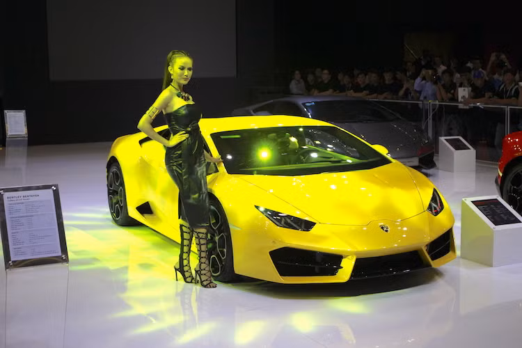 Sau khi chiếc siêu xe Huracan chính hãng đầu tiên về Việt Nam vào cuối tháng 12/2014 đã đánh dấu sự xuất hiện chính thức của thương hiệu siêu xe Lamborghini ở nước ta, trong tháng 4/2016 vừa qua phiên bản "giá rẻ" của chiếc xe là Lamborghini Huracan LP580-2 cũng đã được đưa về. Tuy nhiên phải tới chiếc xe thứ 2 vừa được trưng bày tại triển lãm VIMS 2016, Lamborghini mới chính thức ra mắt dòng xe này tại Việt Nam.