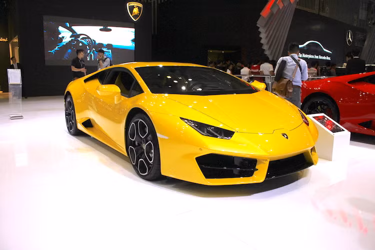 Huracan LP 580-2 vẫn sử dụng cấu trúc khung sườn phức hợp vật liệu nhôm và sợi carbon, nhằm đảm bảo trọng lượng thấp, với tỉ lệ phân phối trọng lượng trước/sau tương ứng là 40% và 60%. Tỉ lệ này cũng giúp giảm lực quán tính trên trục trước của xe. Do chuyển sang cấu hình dẫn động bánh sau nên các hệ thống liên quan được điều chỉnh lại, từ lò xo giảm xóc, các thanh chống lật, hệ thống treo, hệ thống phanh.