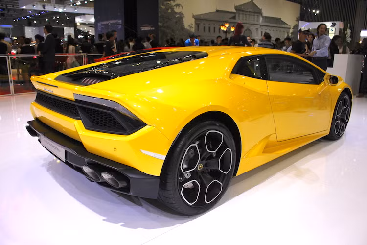 Với nhiều thay đổi, Huracan LP580-2 có thể đạt thời gian tăng tốc 0-100 km/h chỉ trong 3,2 giây và tốc độ tối đa 320 km/h - không thua kém nhiều so với bản LP610-4. Tại triển lãm VIMS 2016, Lamborghini Việt Nam không công bố giá cho Huracan LP580-2 nhưng theo một số nguồn tin, chiếc siêu xe này trị giá lên tới 20 tỷ đồng sau khi đóng đủ các loại thuế.