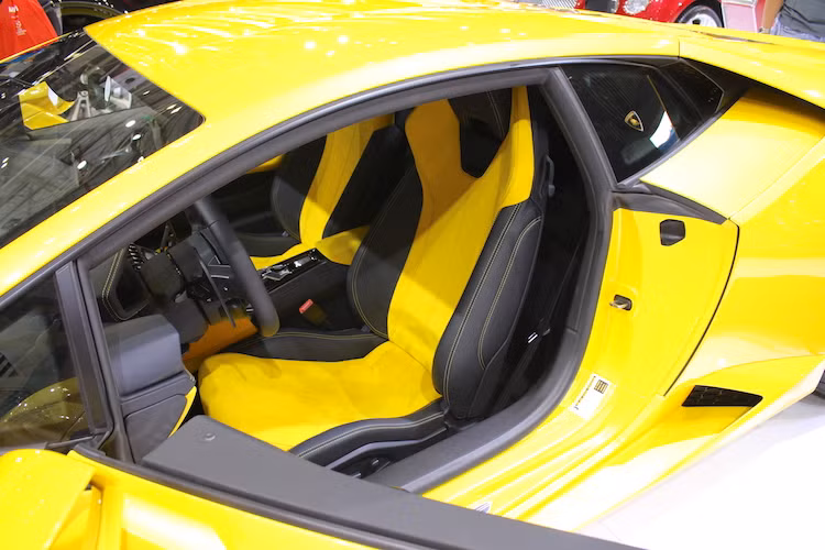 Tùy chọn màu sắc nội thất và ngoại thất cho phiên bản xe Huracan LP 580-2 rất đa dạng. Thậm chí với chương trình cá nhân hóa Ad Personam của Lamborghini, khách hàng có thể "thửa riêng" nội thất hoàn toàn theo ý muốn của mình.