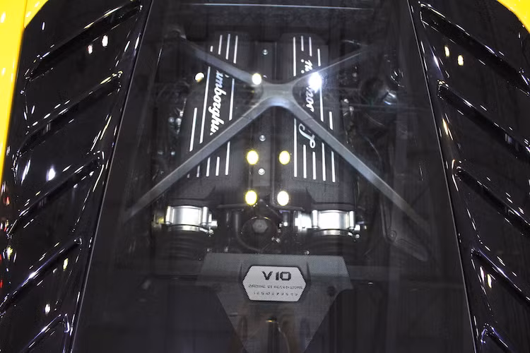 Huracan LP580-2 vẫn được trang bị động cơ 5,2 lít V10 như bản LP610-4, nhưng có công suất được giảm xuống một chút với 580 mã lực ở vòng tua máy 8.250 vòng/phút và mô-men xoắn cực đại 540 Nm tại 6.500 vòng/phút. Trong điều kiện tải nhỏ, động cơ chỉ hoạt động với 5 xi-lanh và sẽ tự động chuyển sang toàn bộ 10 xi-lanh khi đạp sâu chân ga cũng như điều kiện tải lớn nhằm tiết kiệm nhiên liệu.