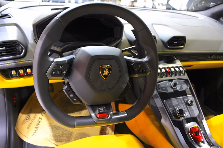 Hệ thống điều khiển động học trên Huracan LP 580-2, thông qua nút ANIMA (Adaptive Network Intelligent Management) trên vô-lăng, cho phép người lái tuỳ chọn các chế độ lái khác nhau là STRADA (sử dụng hàng ngày), SPORT (thể thao) và CORSA (đường đua). Hệ thống lái trợ lực điện (EPS) cho hiệu quả tốt hơn hệ thống thủy lực, không cần bảo dưỡng và hoạt động dựa trên tốc độ xe, góc đánh lái và tốc độ đánh lái.