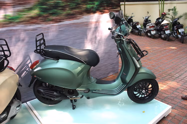 Về cơ bản, công nghệ iGET của Piaggio hướng tới 3 yếu tố chính là sự êm ái khi vận hành, thân thiện hơn với môi trường và tiết kiệm nhiên liệu. Để làm được điều này, Piaggio đã cải tiến nhiều chi tiết của động cơ như trục khuỷu, ống xả, bộ đề, cảm biến khí áp, ECU...