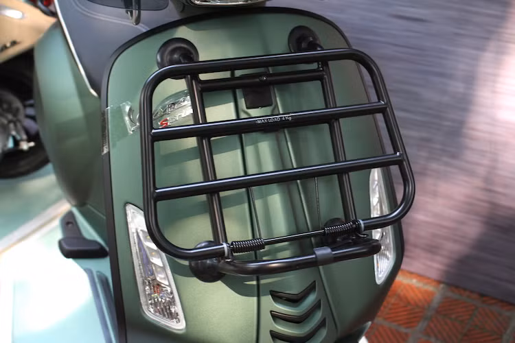 Ở ngay phía trước mặt nạ, Piaggio đã trang bị cho xe một giá để hàng, được gắn vào thân xe qua ốc bắt ở logo Piaggio trên bản Sprint thường và loạt giác hút. Chịu tải tối đa 4kg, giá này được gắn lò xo để có thể tự gập lên gọn gàng khi người dùng gỡ hành lý ra.
