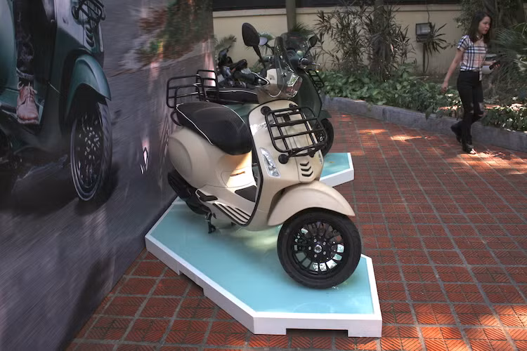 Dựa trên phiên bản Vespa Sprint thường vốn đã có kiểu dáng mạnh mẽ, Vespa Sprint Adventure còn có hàng loạt những chi tiết mới, gợi lên cảm giác phiêu lưu mạo hiểm và tiện dụng hơn trên những hành trình xa.