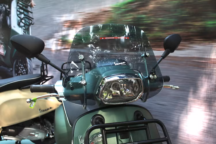 Ngoại trừ vành đèn pha, các chi tiết viền và ốp gương mạ bóng trên phiên bản Sprint thường đã được đổi thành màu đen mạnh mẽ hơn. Ở trên đầu xe, một chiếc kính chắn gió cỡ vừa cũng đã được lắp cho Vespa Sprint Adventure với tác dụng cản bớt gió, tránh gây mệt mỏi cho người lái khi đi xa.