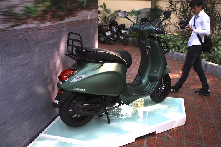 Với hàng loạt các phụ kiện đặc biệt đi kèm, Vespa Sprint Adventure sẽ được Piaggio Việt Nam bán với giá 80 triệu đồng - đắt hơn 5,5 triệu đồng so với phiên bản Sprint thường.