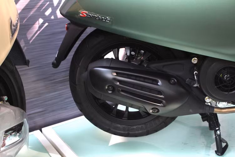 Ở phía sau, ốp pô của Vespa Sprint Adventure cũng đã được sơn màu đen mờ mạnh mẽ. Cả 2 lốp xe đều được trang bị lốp không săm bản lớn với kích cỡ 110/70 ở bánh trước và 120/70 ở bánh sau, đem tới độ bám tốt hơn.