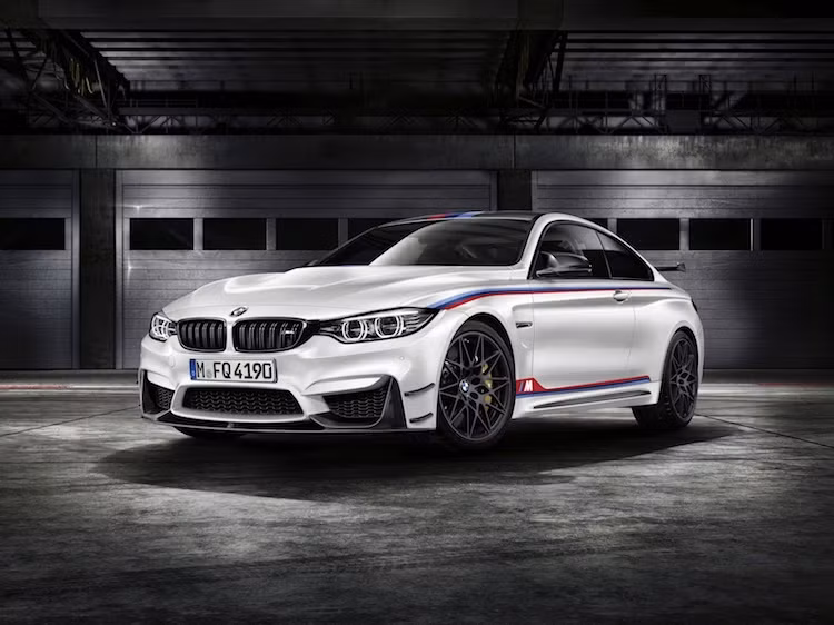Với số lượng sản xuất chỉ 200 chiếc trên toàn Thế giới, BMW M4 DTM Champion Edition đã có nhiều thay đổi triệt để so với bản M4 thông thường. Trong đó, đáng kể nhất là khối động cơ 3.0l tăng áp kép đã có hệ thống phun sương vào buồng đốt như trên phiên bản M4 GTS.