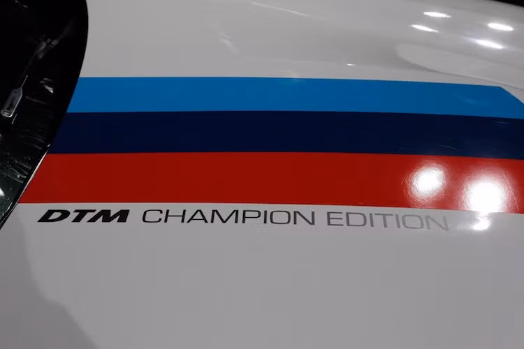 Bên cạnh những thay đổi động cơ, phiên bản M4 DTM Champion Edition cũng có hàng loạt các chi tiết ngoại thất khác biệt. Trong đó, điểm "bắt mắt" nhất là thân xe được sơn màu trắng Alpine với các vạch kẻ sọc 3 màu đậm chất BMW M Sport.