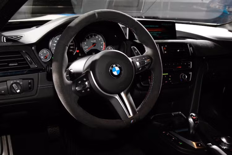 Ở bên trong, M4 DTM Champion Edition có phần lớn nội thất giữ nguyên thiết kế của phiên bản thường, chỉ được thay thế vô-lăng M Sport thể thao và bọc lại trong alcantara cùng da.