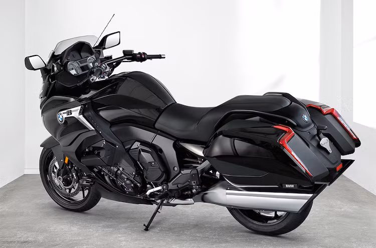 Giống như K1600GT, K1600B vẫn tiếp tục được trang bị khối động cơ 6 xi-lanh thẳng hàng 1649 cc, có công suất tối đa lên tới 160 mã lực tại 7.750 vòng/phút và mô-men xoắn cực đại 175 Nm tại 5.250 mm. Xe sử dụng hộp số 6 cấp. Hiện tại cùng với Honda Goldwing, dòng K1600 của BMW là những chiếc môtô sản xuất số lượng lớn có nhiều xi-lanh nhất Thế giới.
