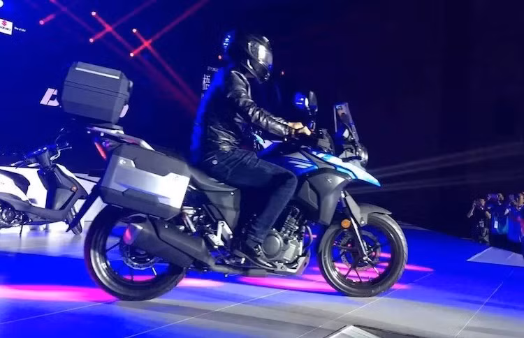 Ngay từ cái nhìn đầu tiên, có thể thấy ngay rằng V-Strom DL250 là một chiếc adventure "thực thụ" với kính chắn gió cao, vòng bảo vệ ở hai bên tay lái, chắn bùn cao theo phong cách BMW R1200GS và bình xăng lớn. Chiếc xe cũng có yên võng và tay lái cao, tạo sự thoải mái trên các hành trình khắc nghiệt.