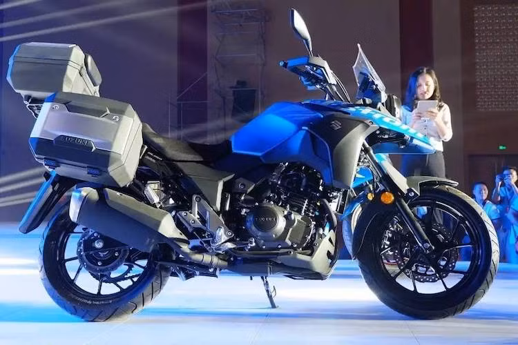 Bên cạnh chiếc sportbike GSX-250R, một mẫu xe hoàn toàn mới vừa được Suzuki ra mắt tại Trung Quốc là Suzuki V-Strom DL250. Thuộc dòng xe địa hình đường trường (adventure) V-Strom, DL250 sẽ nằm ở phân khúc thấp dành cho người mới làm quen với xe phân khối lớn - "mảnh đất" chuẩn bị được các hãng xe lớn "khai phá" trong thời gian tới.