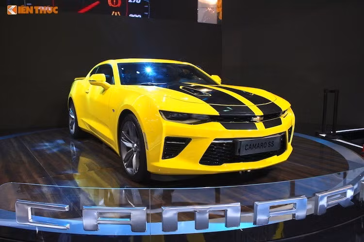 Trước đó tại triển lãm ôtô VMS 2016 vào đầu tháng 10, chiếc Chevrolet Camaro thế hệ thứ 6 đầu tiên đã được chính GM Việt Nam nhập về, thuộc phiên bản SS cao cấp được trang bị động cơ "thuần chất cơ bắp Mỹ" 6.2L V8 mang mã hiệu LT1, sản sinh công suất tối đa 455 mã lực và mô men xoắn cực đại 617 Nm.