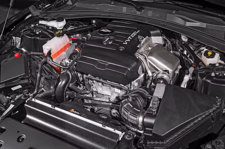 Phiên bản Camaro 1LT được trang bị động cơ 4 xi-lanh tăng áp chạy xăng, đem tới công suất tối đa 275 mã lực và mô-men xoắn cực đại 400 Nm, đi kèm hộp số tự động 8 cấp và hệ dẫn động cầu sau. Ngoài 1LT, một số phiên bản thấp hơn của Camaro 2017 như 1LS và 2LT cũng sử dụng loại động cơ này và cạnh tranh với Ford Mustang EcoBoost.