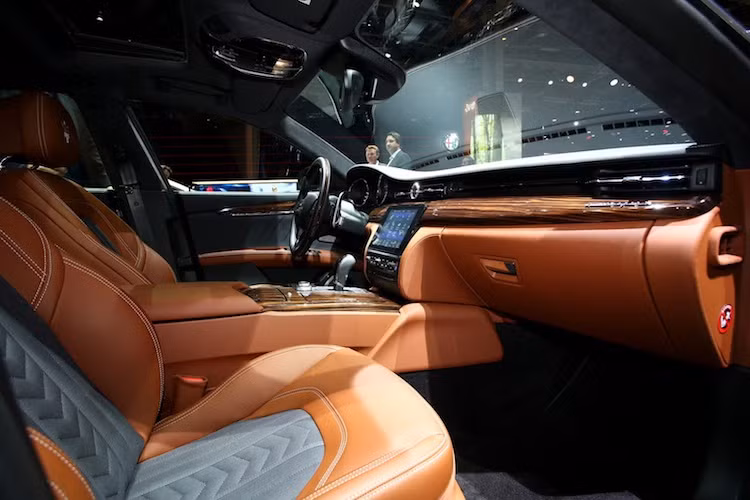 Mẫu xe sedan hạng sang Quattroporte 2017 này sẽ được bán với 2 cấu hình nội thất khác nhau là GranLusso và GranSport. Trong đó, GranLusso có nội thất sang trọng hơn với các chi tiết ốp gỗ cùng mặt ghế chần chỉ đẹp mắt. GranSport hướng tới sự thể thao với các ghế ngồi ôm lưng và ốp nội thất bằng sợi carbon.