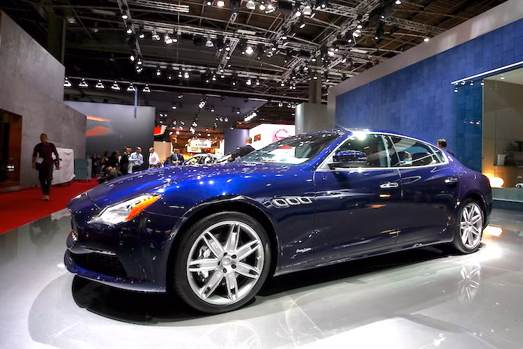 Những điểm khác biệt ở ngoại thất của Maserati Quattroporte 2017 rất nhỏ, khiến chỉ có những người rất đam mê xe mới có thể phân biệt nó với phiên bản cũ. Trong đó, lưới tản nhiệt của xe đã được thiết kế sắc sảo và sang trọng hơn với các nan dọc mạ chrome, cùng với cản trước mới có các khe hút gió có những màn chắn "Air Shutter" có khả năng đóng mở linh hoạt.