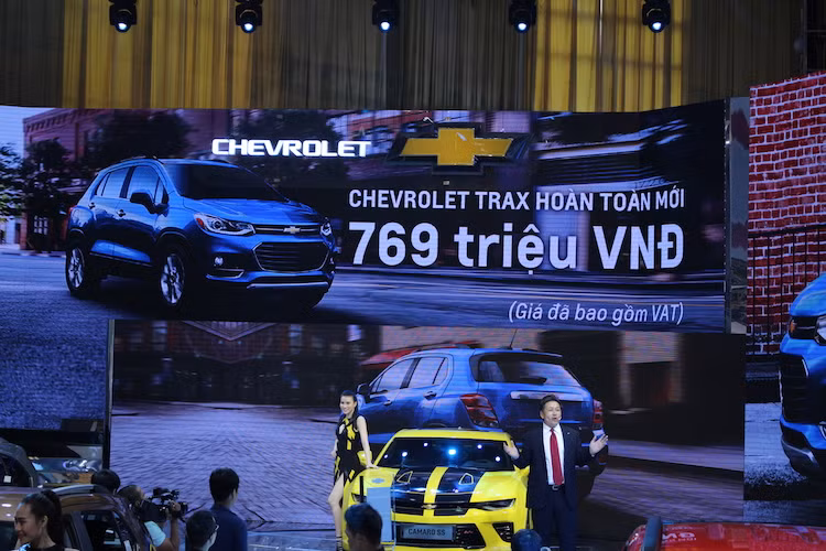 Tại Việt Nam Chevrolet Trax 2017 sẽ được phân phối chính hãng với giá 769 triệu đồng. GM Việt Nam bắt đầu nhận đơn đặt hàng trước từ lúc này và xe sẽ được giao cho khách hàng từ tháng 1/2017. Những khách hàng đặt mua Trax 2017 mới từ ngày 5/10/2016 đến hết ngày 30/11/2016 sẽ nhận được ưu đãi đặc biệt trị giá 10 triệu đồng.