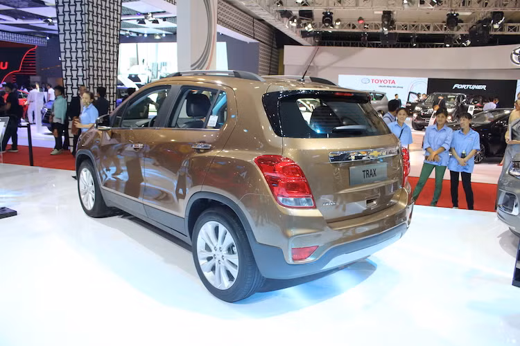 Trax 2017 được trang bị những tính năng an toàn gồm 6 túi khí, camera lùi, cảm biến hỗ trợ đỗ xe phía sau, và hệ thống kiểm soát áp suất lốp (TPMS), cân bằng điện tử (ESC), kiểm soát phanh động cơ (EDC), hệ thống chống trượt (TCS), điều khiển lực phanh vào cua (CBC), hệ thống chống lật (ROM), hỗ trợ khởi hành ngang dốc (HSA), và hệ thống ổn định xe di chuyển trên đường thẳng (SLS).