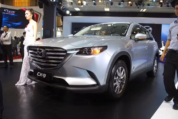 Nhờ có khung xe mới, trọng lượng của Mazda CX-9 thế hệ mới đã được giảm 90 kg trên phiên bản dẫn động cầu trước và 130 kg trên bản dẫn động 4 bánh, giúp các kỹ sư có thể tăng chiều dày cửa kính và giảm thiểu tiếng ồn. Theo Mazda, ở tốc độ 100 km/h, tiếng ồn trong cabin của CX-5 mới đã giảm tới 12% so với thế hệ trước.