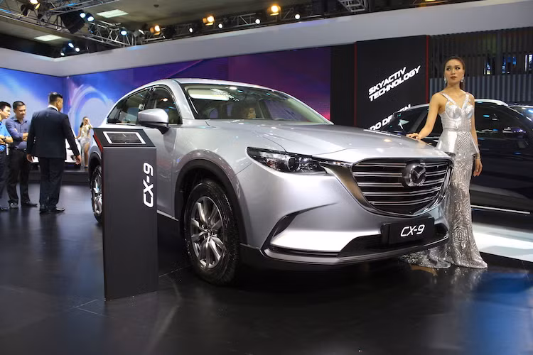 Giống như toàn bộ dòng sản phẩm hiện tại của Mazda, CX-9 cũng có ngoại thất được thiết kế từ đầu theo ngôn ngữ Kodo mới nhất của hãng. Gây ấn tượng đặc biệt ở phần đầu xe là lưới tản nhiệt đặc trưng của Mazda với diện tích rất lớn, với các thanh ngang mạ chrome to bản sang trọng. Hai bên là cặp đèn pha sắc sảo, sử dụng bóng pha dạng thấu kính projector.