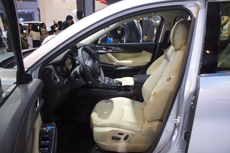 Những trang bị của CX-9 thế hệ mới cũng cao cấp hơn hẳn những dòng Mazda thấp hơn với hàng ghế trước điều chỉnh điện hoàn toàn và có chức năng nhớ vị trí, kết nối Bluetooth, định vị toàn cầu, đèn nội thất LED, 4 cổng USB, dàn âm thanh Bose,...