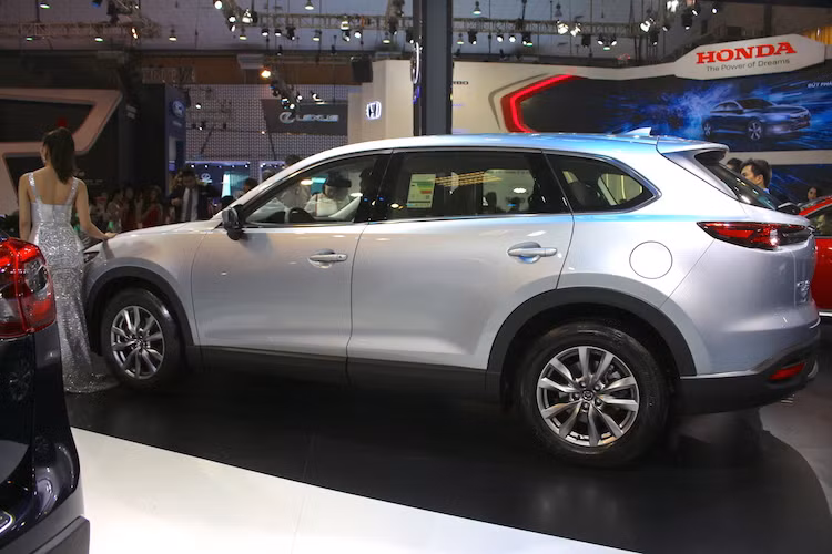 So với thế hệ trước, chiếc xe ngắn hơn 30 mm, đạt 5065 mm nhưng lại có trục cơ sở dài hơn 55 mm. Kết hợp cùng thiết kế hoàn toàn mới theo ngôn ngữ Kodo đầy hấp dẫn của Mazda, những sự thay đổi về kích thước này dẫn tới đầu và đuôi xe thấp hơn, tạo ra kiểu dáng đầy thể thao và năng động trong khi không làm giảm không gian trong cabin.