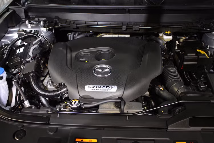 Trong khi thế hệ trước được trang bị động cơ V6 3.7l nạp khí tự nhiên thì trên CX-9 mới, Mazda đã lần đầu trang bị cho chiếc xe động cơ 2.5l 4 xi-lanh tăng áp SKYACTIV nạp khí tự nhiên hoàn toàn mới, với turbo có thể thay đổi áp suất dòng khí xả dựa vào tốc độ động cơ.
