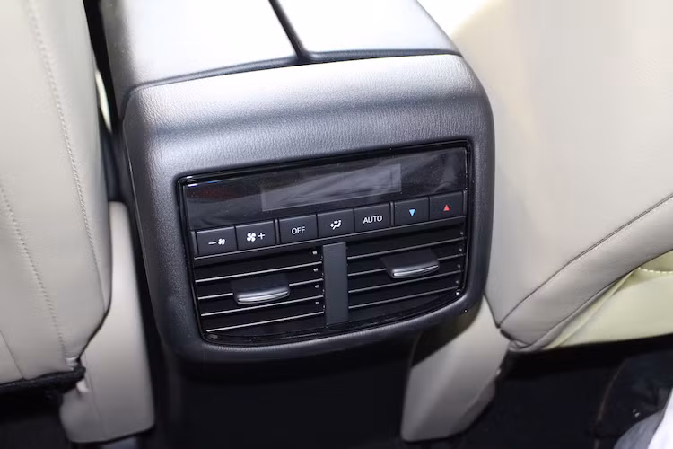Đương nhiên, CX-9 thế hệ mới cũng có hệ thống điều hòa đa vùng với cửa gió cho hành khách ngồi phía sau. Đặc biệt, hành khách ngồi ghế sau có thể tự do điều chỉnh điều hòa theo ý thích với cụm nút và màn hình điều khiển riêng biệt.