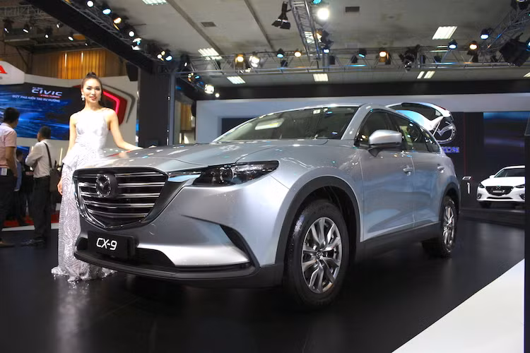 Được ra mắt lần đầu vào tháng 11/2015, Mazda CX-9 2017 thế hệ mới đã được thiết kế lại từ đầu để có thể cạnh tranh tốt hơn trong phân khúc crossover cỡ trung với các đối thủ như Ford Explorer hay Toyota Highlander. Trong khuôn khổ triển lãm ôtô Việt Nam, mẫu xe này đã được Mazda lần đầu tiên đem tới nước ta.
