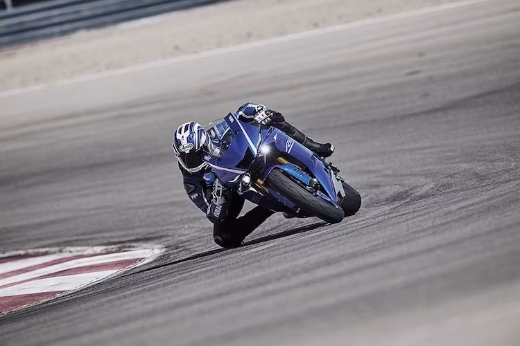 Tại thị trường Mỹ, Yamaha R6 2017 sẽ chính thức được bán ra kể từ tháng 4/2017 với 3 màu là Trắng/Bạc mờ, Đen mờ toàn thân và xanh GP. Giá bán của xe là 12.199 USD (tương đương 272 triệu đồng).