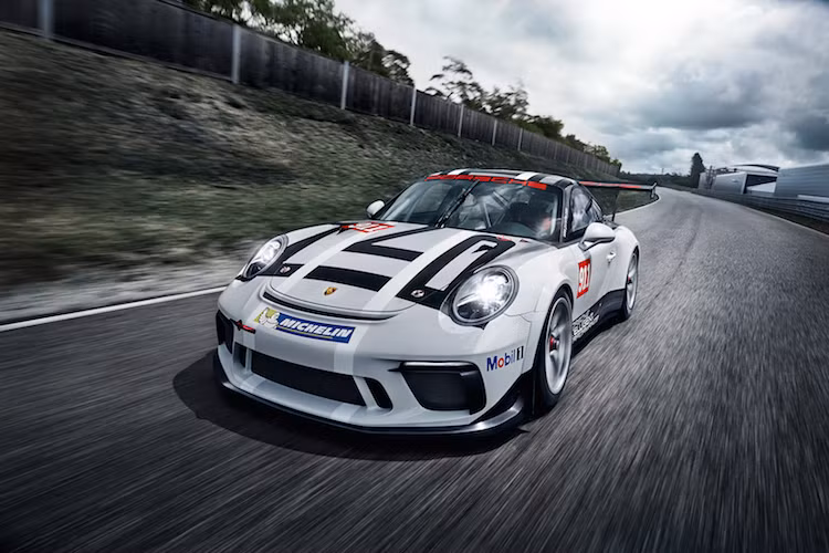 Động cơ của 911 GT3 Cup 2017 cũng chính là cỗ máy 4.0l 6 xi-lanh nằm ngang nạp khí tự nhiên như phiên bản 911 GT3 RS dân dụng. So với GT3 RS, chiếc xe thậm chí còn yếu hơn khi chỉ đạt công suất 485 thay vì 500 mã lực. Tuy nhiên nhờ trọng lượng nhẹ, lốp đua và lực nén thân xe khí động học lớn nên GT3 Cup vẫn nhanh hơn GT3 RS trên đường đua.