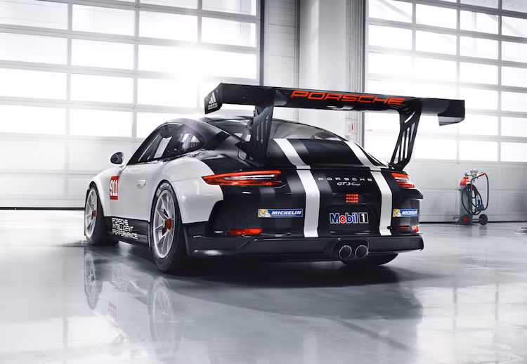 Để tiếp nối thành công của dòng xe và chuẩn bị cho các giải đua sắp tới, Porsche đã vừa tung ra chiếc 911 GT3 Cup 2017 tại triển lãm Paris, với các thay đổi mới dựa trên phiên bản nâng cấp giữa vòng đời của thế hệ 911 hiện tại (991.2).