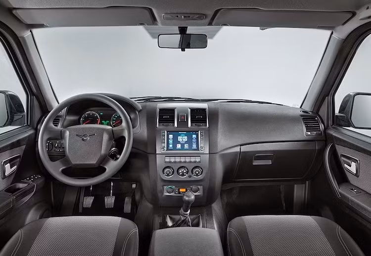 UAZ Pickup sở hữu chiều dài tổng thể 5.125 mm, rộng và cao 1.915 mm cùng chiều dài cơ sở 3.000 mm. Xe có chiều cao gầm 210 mm, trọng lượng 2,135 kg với bản máy xăng và 2.215 kg với bản máy dầu. Xét về nội thất và hệ động lực, chiếc xe cũng giống y hệt so với Patriot.