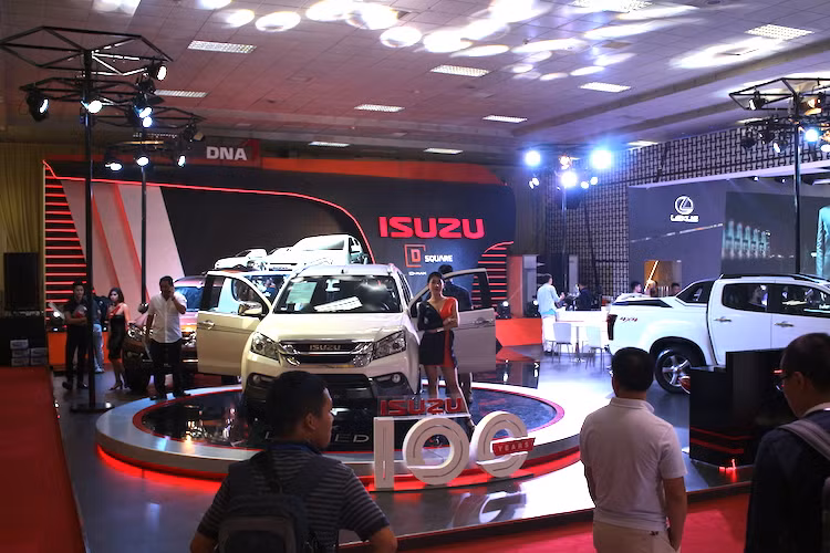 Lấy cảm hứng từ chuỗi showroom ISUZU D Square đã khai trương cuối tháng 7 tại TP.HCM và Hà Nội, gian triển lãm Isuzu được thiết kế ấn tượng, phong cách hiện đai sang trọng, hứa hẹn mang đến một không gian trải nghiệm thú vị cho khách hàng trong VMS lần này. Những mẫu xe xuất hiện tại khu trưng bày của Isuzu là các phiên bản của 2 dòng xe D-Max và MU-X, trong đó có 2 phiên bản lần đầu xuất hiện.