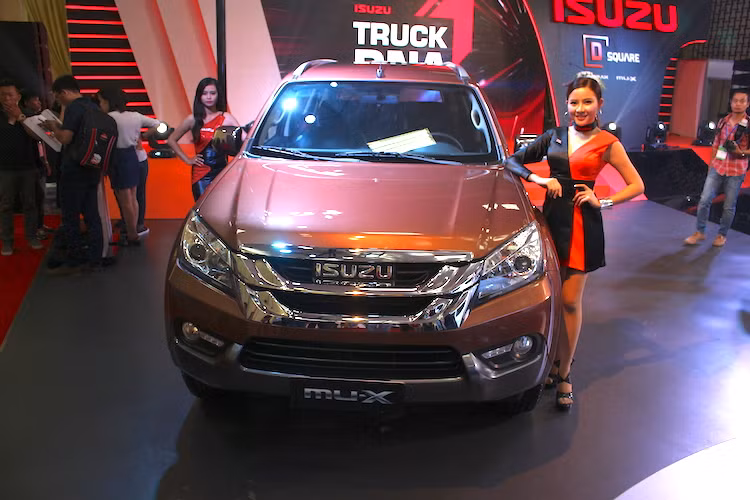 Cuối cùng, phiên bản MU-X thường, đã được ra mắt từ tháng 7/2016 cũng xuất hiện phía sau bản Limited mới tại triển lãm VMS 2016. Dựa trên cơ sở của D-Max, MU-X có nhiều điểm chung với "người anh em" bán tải nhưng cũng đồng thời rất khác biệt với các chi tiết cao cấp hơn.