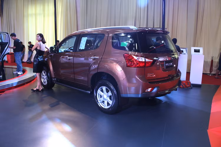 Isuzu MU-X được trang bị động cơ diesel 4 xy-lanh, dung tích 2.5 lít, sản sinh công suất tối đa 136 mã lực và mô-men xoắn cực đại 320 Nm. Động cơ kết hợp với hộp số sàn 5 cấp. Tiếp đến là động cơ diesel 3.0 lít sản sinh công suất tối đa 163 mã lực và mô-men xoắn cực đại 380 Nm tại dải vòng tua 1.800 - 2.800 vòng/phút.