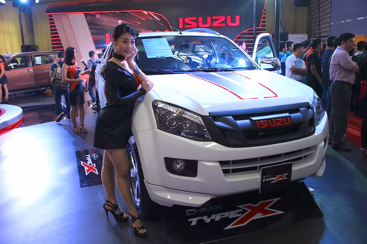 Đồng thời trong triển lãm Ô tô Việt Nam lần thứ 12 này, Isuzu cũng giới thiệu phiên bản mới của dòng bán tải D-Max là Type X. Bên cạnh những trang bị tiêu chuẩn sẵn có của D-Max 2016, phiên bản Type X sở hữu với lưới tản nhiệt màu đen nổi bật với logo ISUZU đỏ, bộ ốp cản trước và sau, mâm xe màu xám đậm, logo Type X, bộ decal thể thao trang trí dọc thân xe, nắp capo và phía sau xe cùng với nắp thùng sau thiết kế hoàn toàn mới.